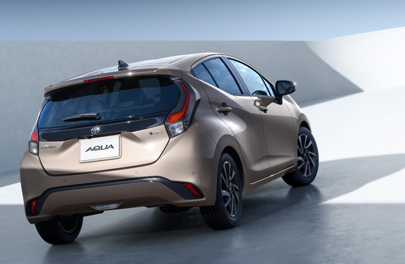 新型アクア ミニカー マットバス 1/30 トヨタ 新型アクア 後期 2025年